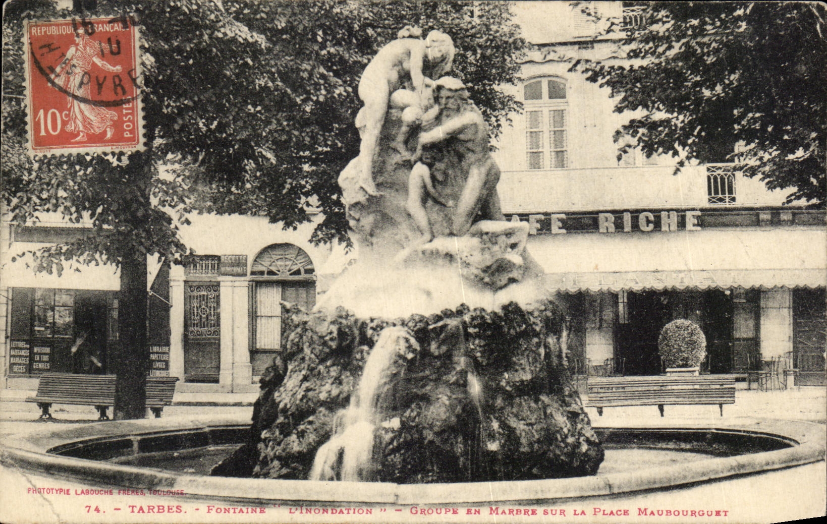 CPA Tarbes Fontaine L'inondation Groupe en marbre sur la plac eMaubourguet