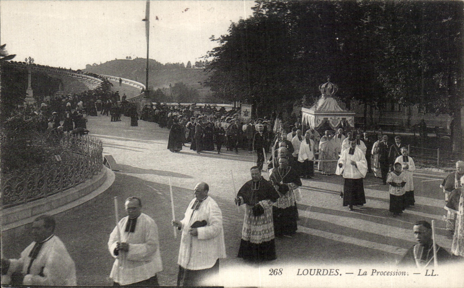 CPA Lourdes the procession