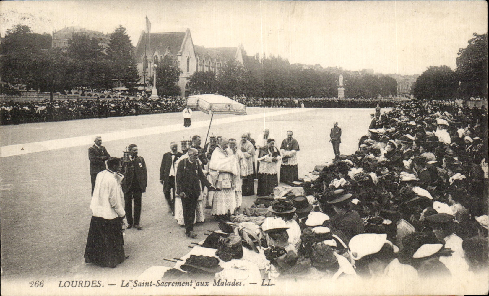 CPA Lourdes Le Saint Sacrement des malades