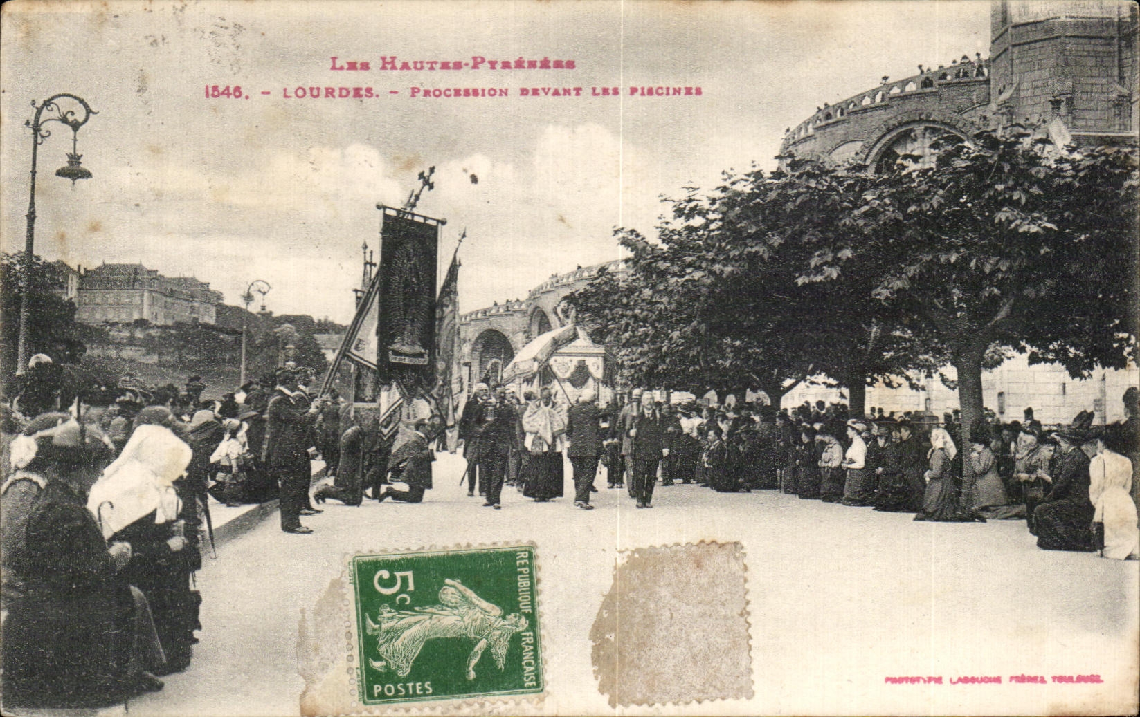 CPA Lourdes Procession devant les piscines