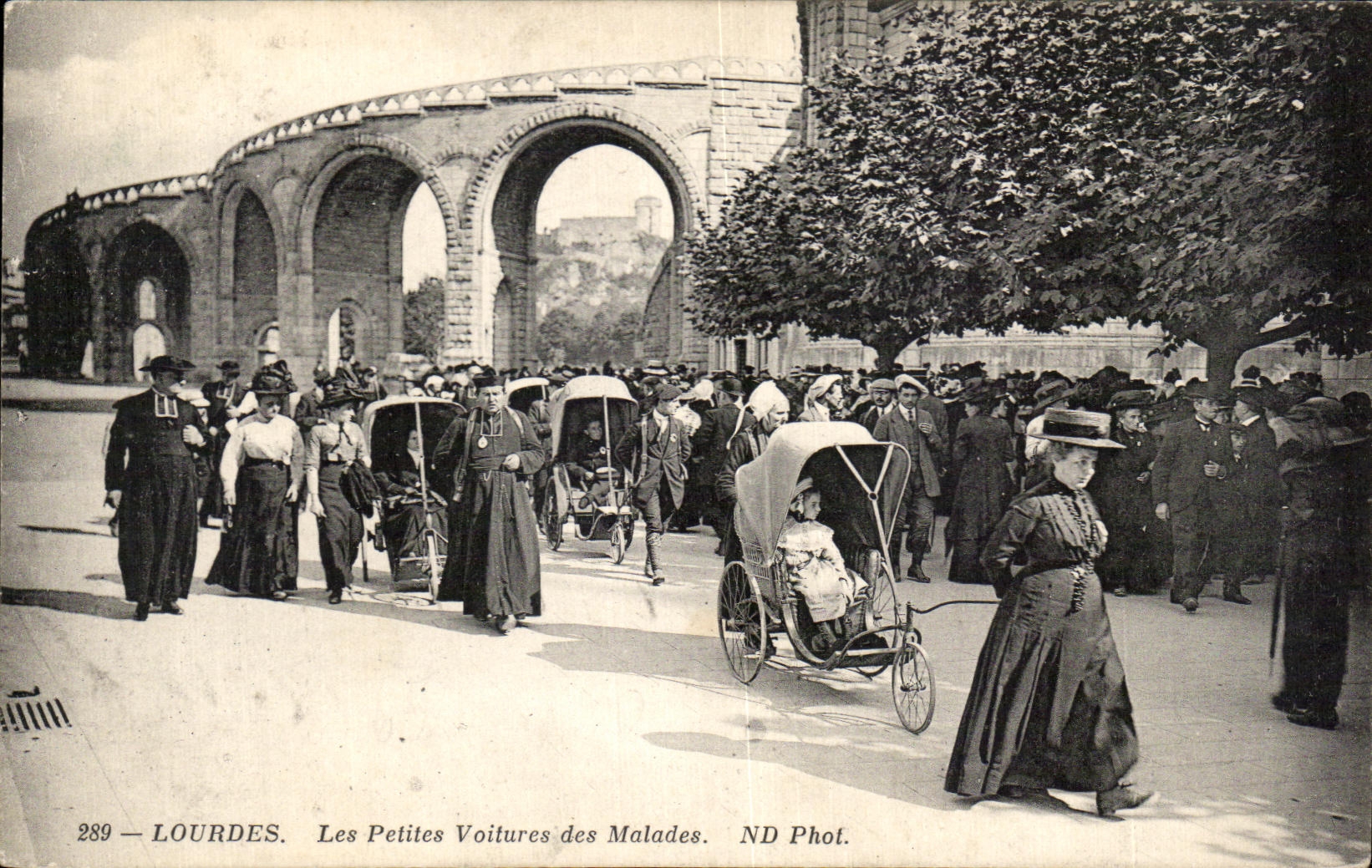 CPA Lourdes Les Petites Votures des Malades
