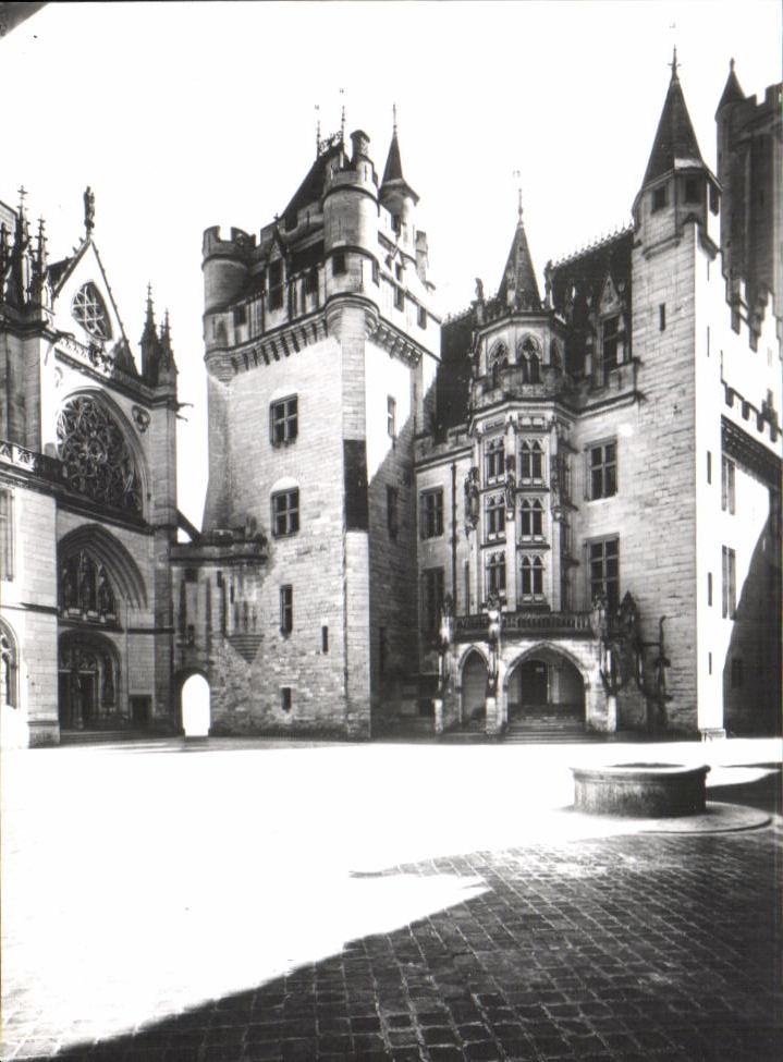 CPSM Le chateau de pierrefonds le donjon et la chapelle