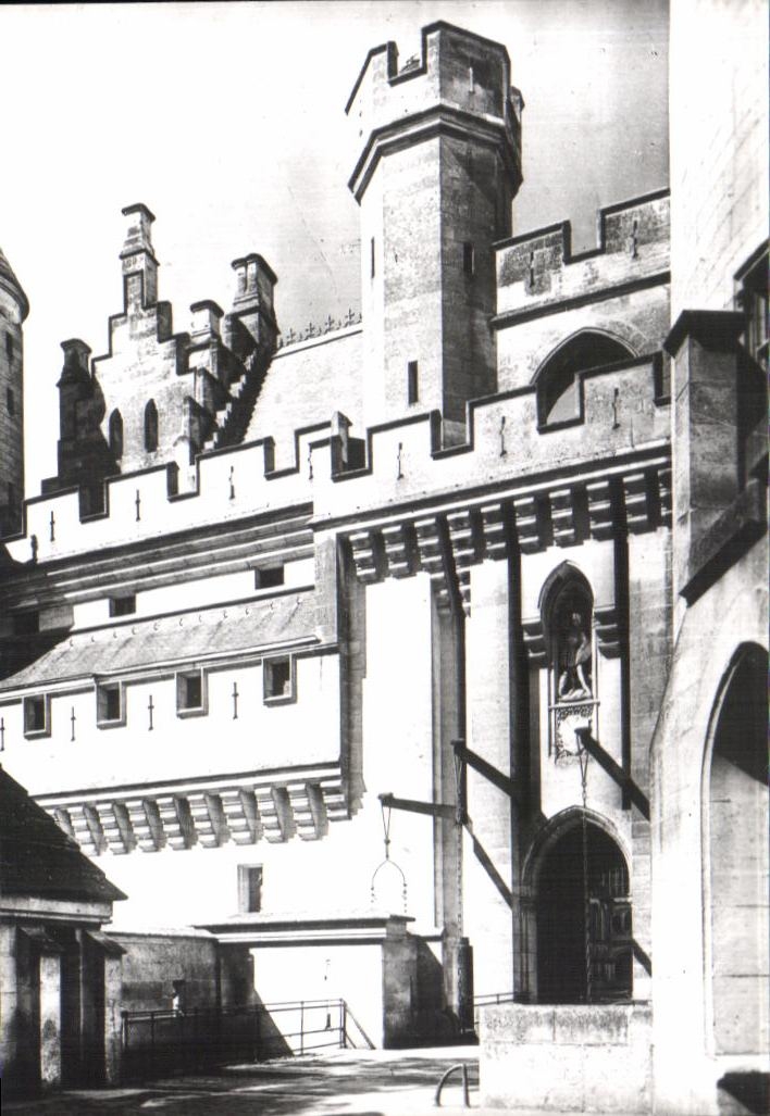 CPSM Le chateau de Pierrefonds cour d honneur