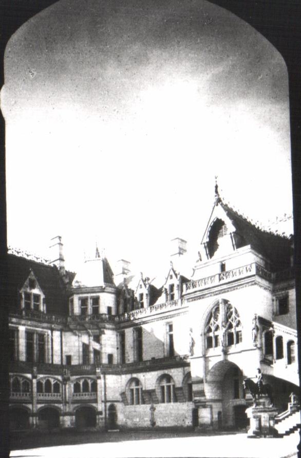 CPSM Le chateau de Pierrefonds cour d honneur