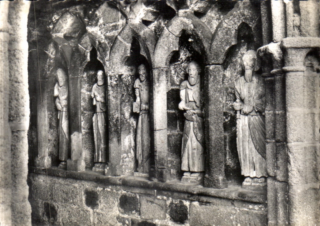 CPSM Plouha chapelle de kermaria an lsquit statues des apotres siecle sous le porche cote droit