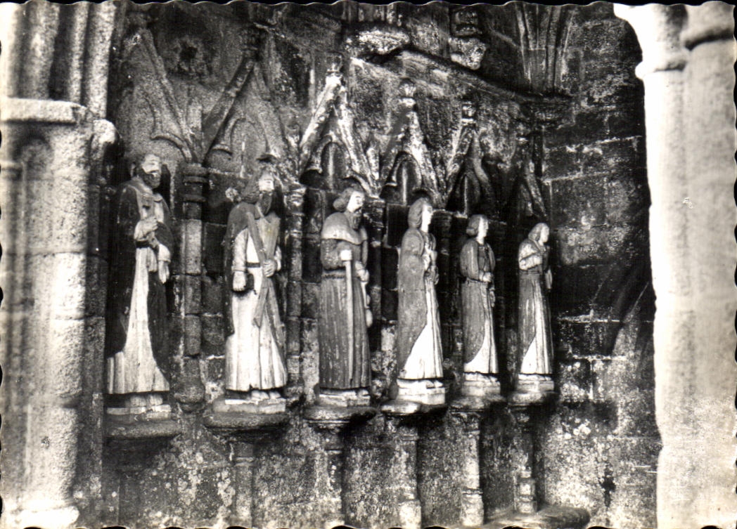 CPSM Plouha chapelle de kermaria an lsquit statues des apotres siecle sous le porche cote droit