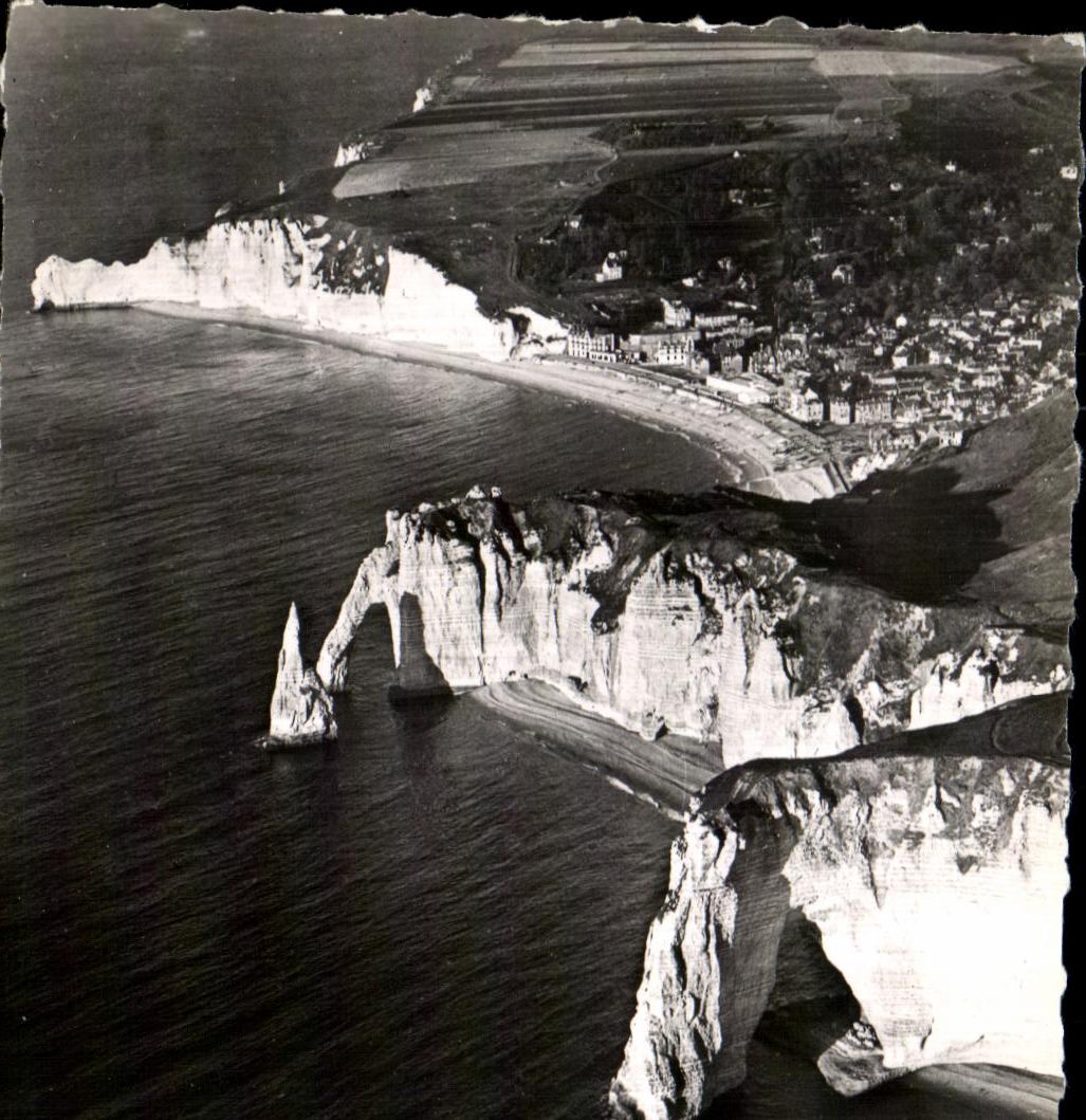 CPSM En Normandie Etretat Vue Aerienne Les Portes et l'Aiguille
