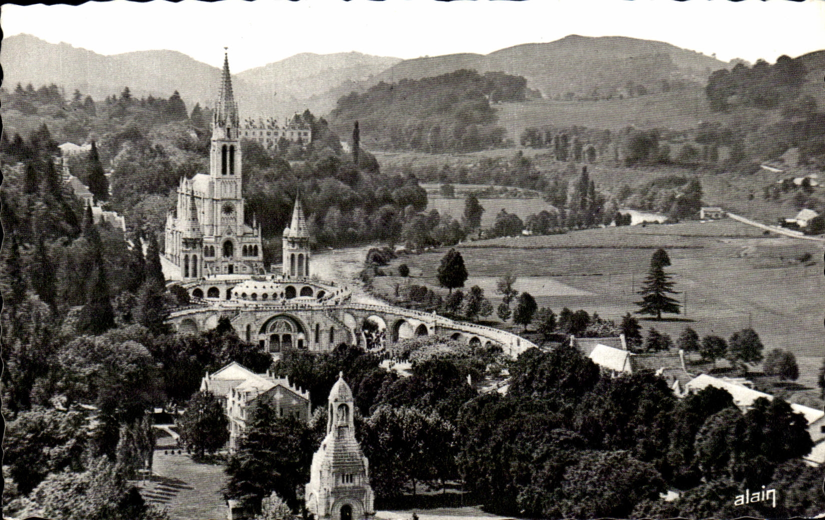 CPA Lourdes the Basilica and the War memorial