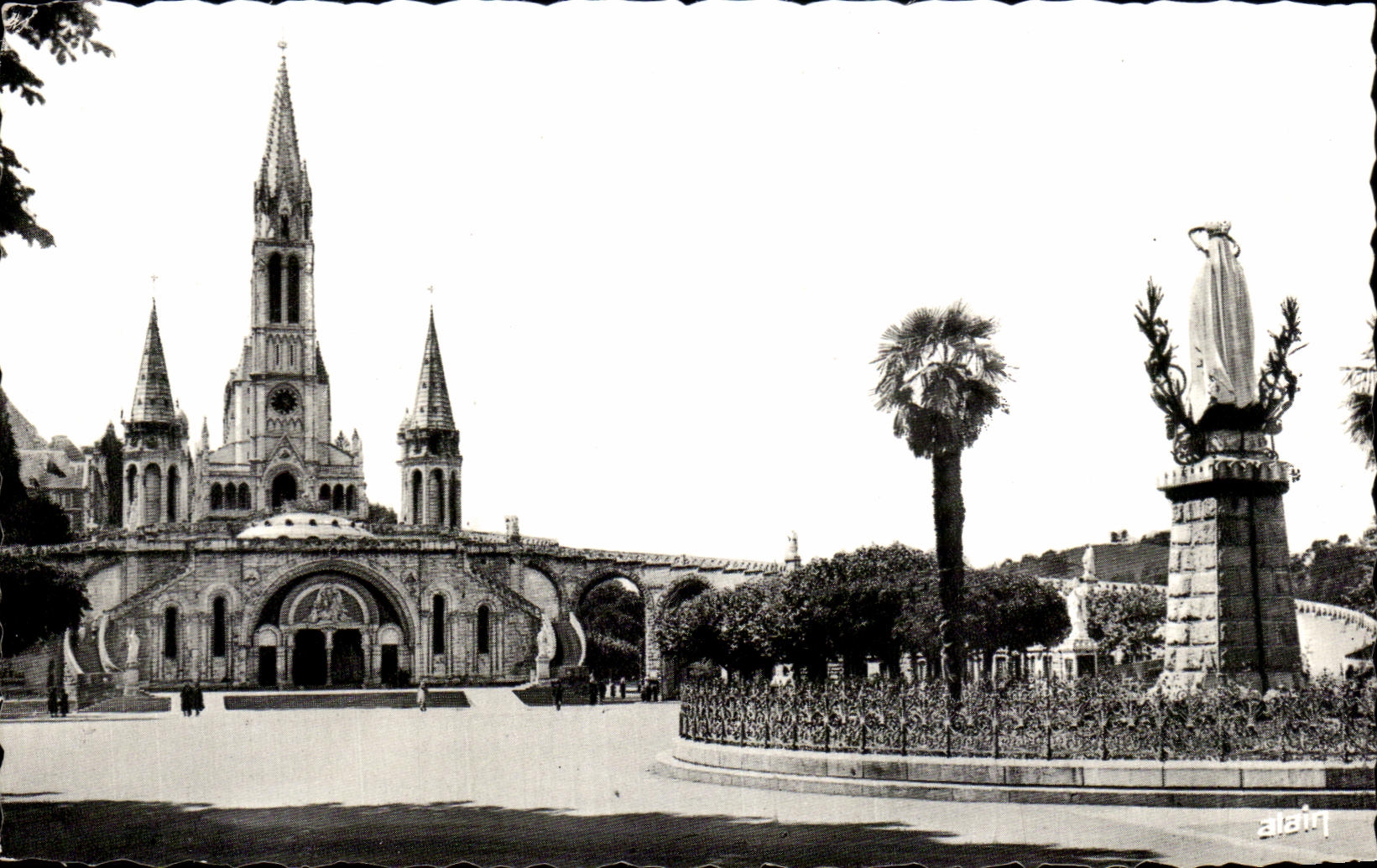 CPA Lourdes the Basilica and the Couronnee Virgin