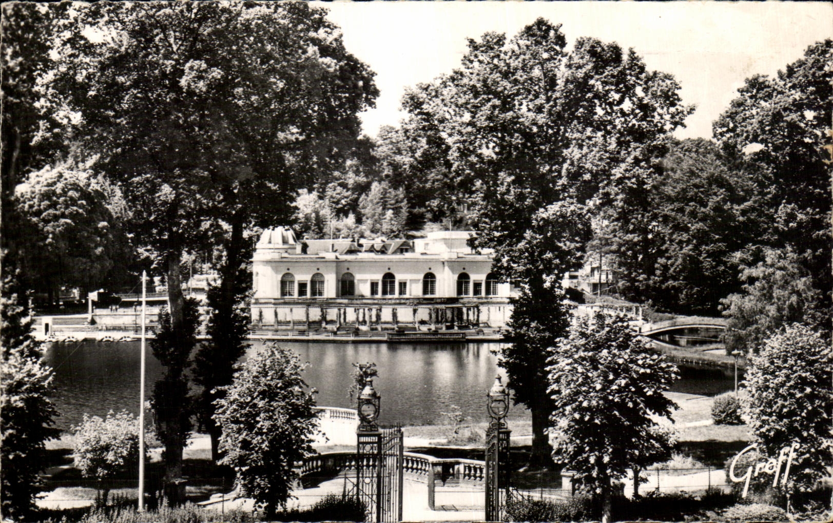 CPA En Normandie Bagnoles De L'Orne Le Casino du Lac (Bluysen Arch)