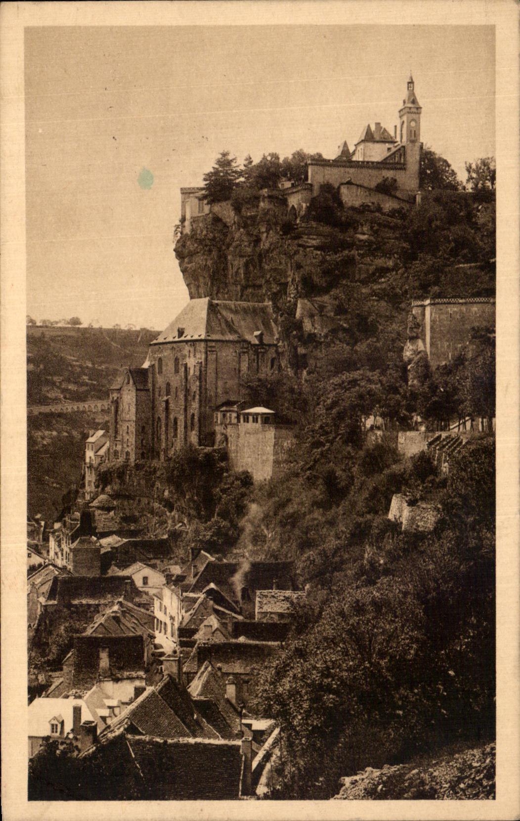 CPA Le Lot illustre Rocamadour (Lot) Vue general Etle bruit des Ave resonne
