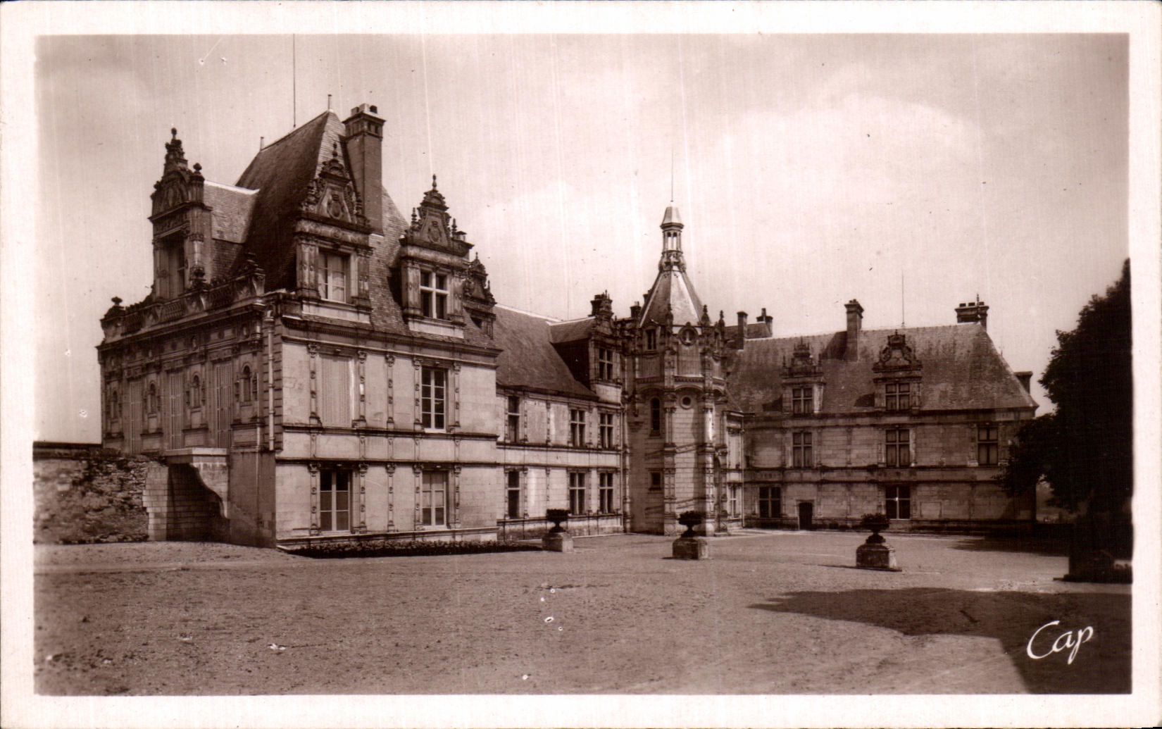 CPA St Aignan Sur Cher Chateau Cour d'Honneur Partie Sud Est