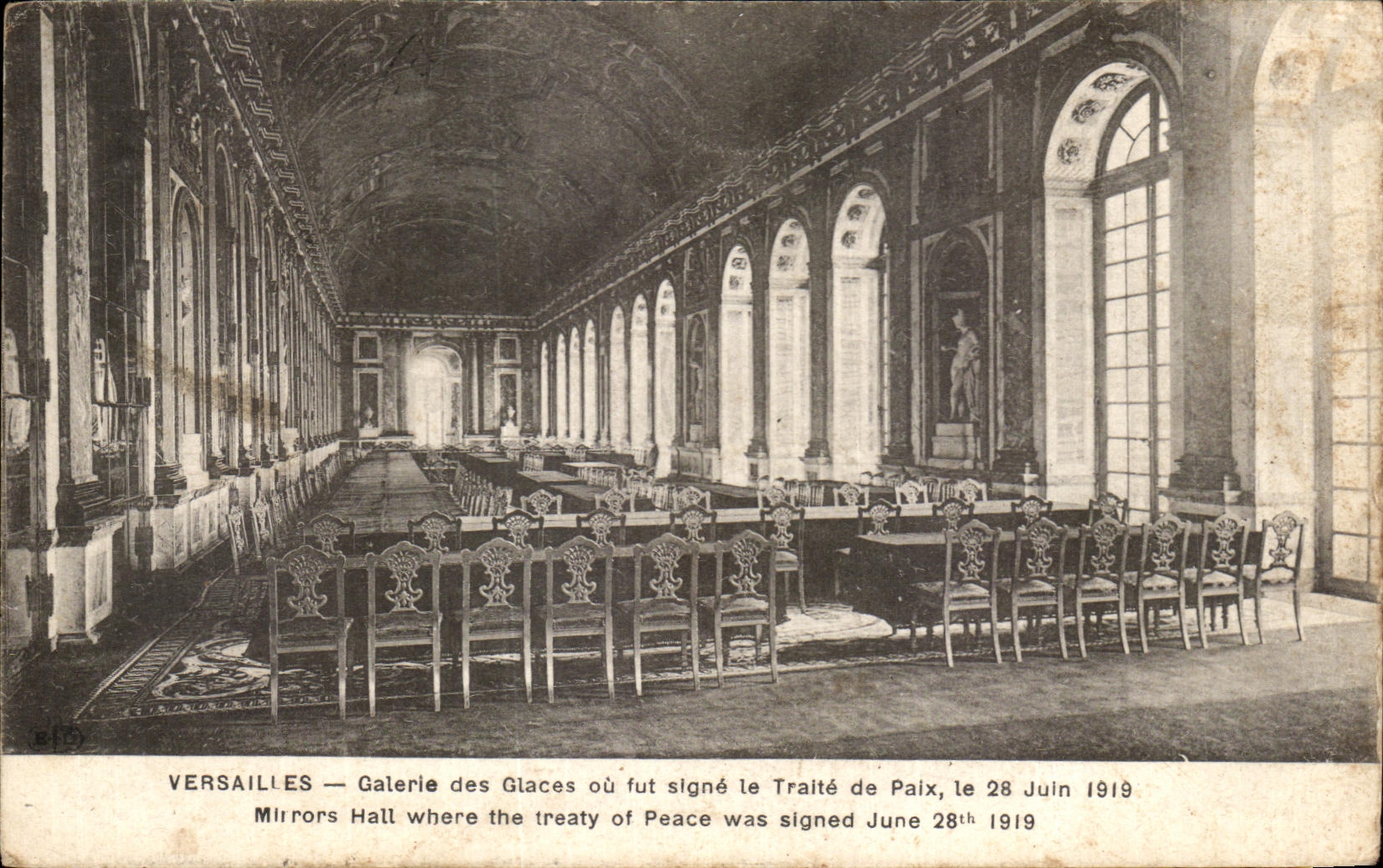CPA Versailles Galerie Des Glaces Ou Fut Signe Le Traite De Paix le 28 juin 1919