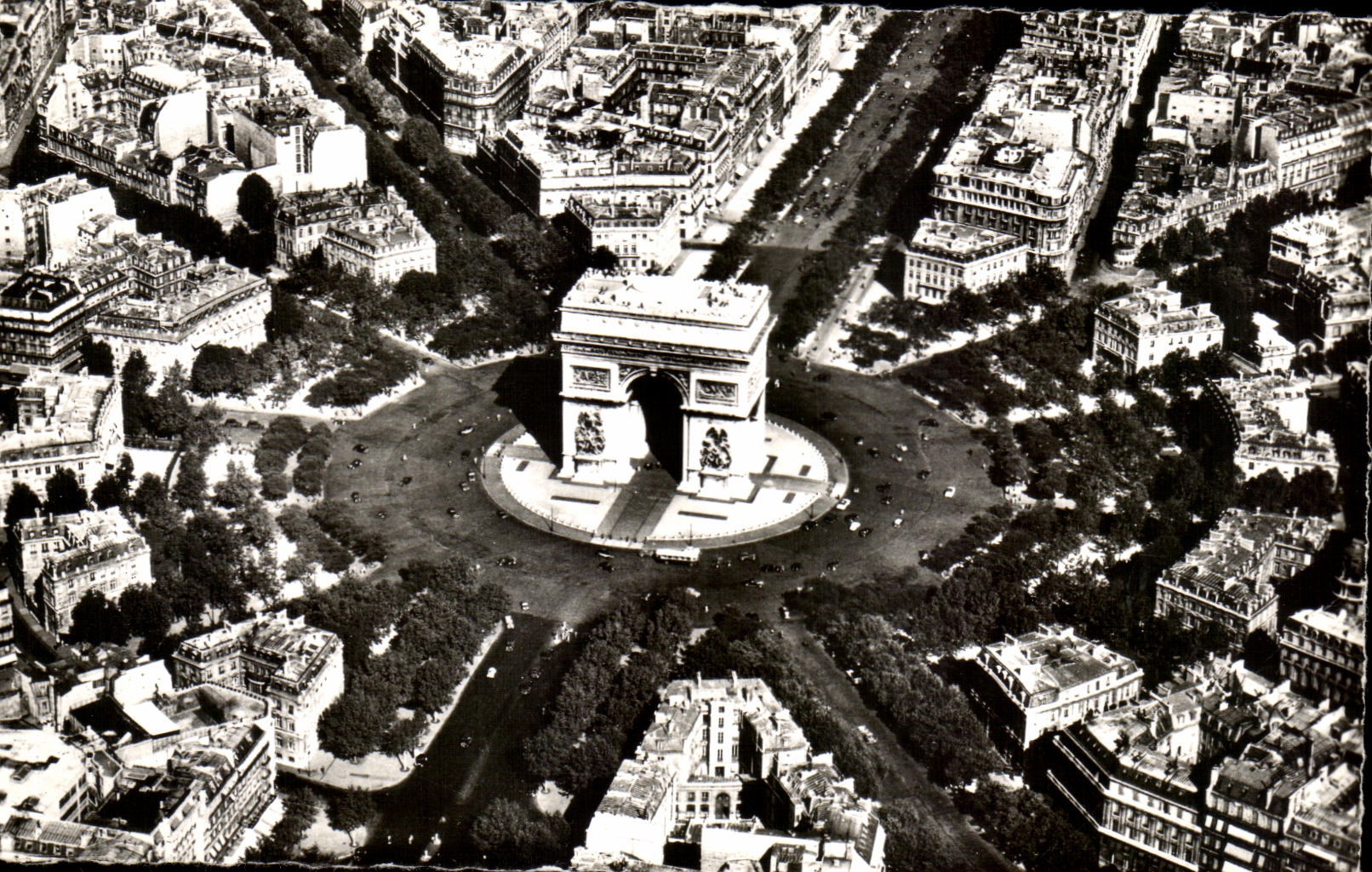 CPA Paris Vue aerienne La Place de L'Etoile et I'Arc de Triomphe