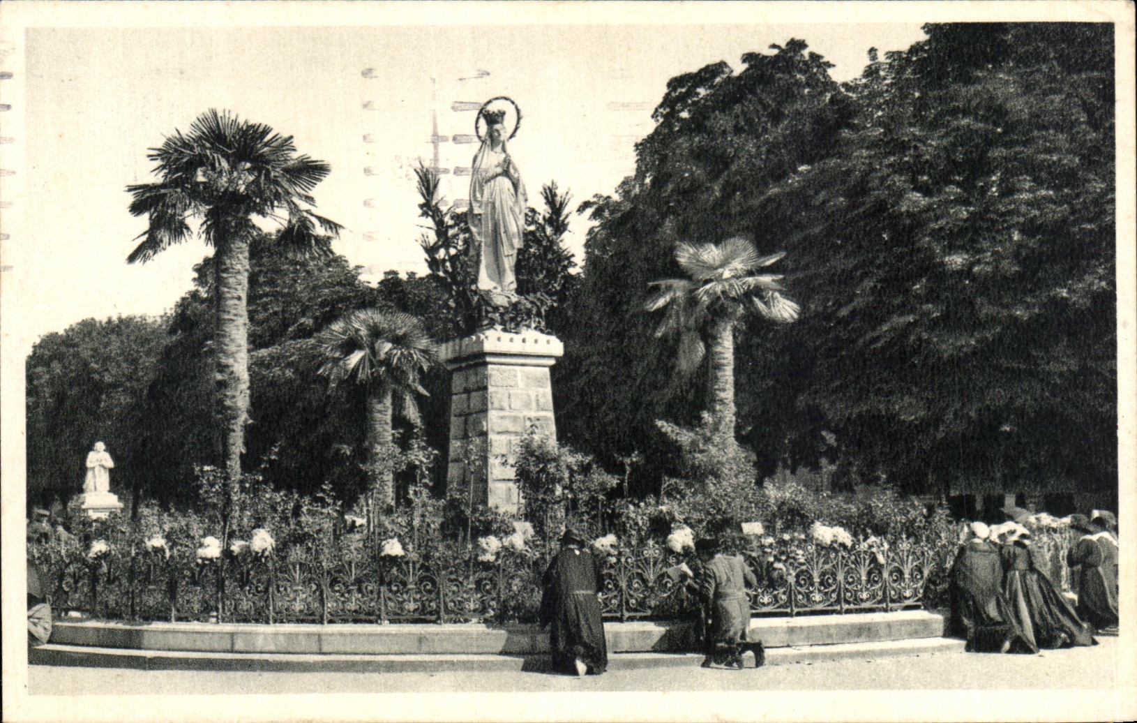 CPA Lourdes the Couronnee Virgin