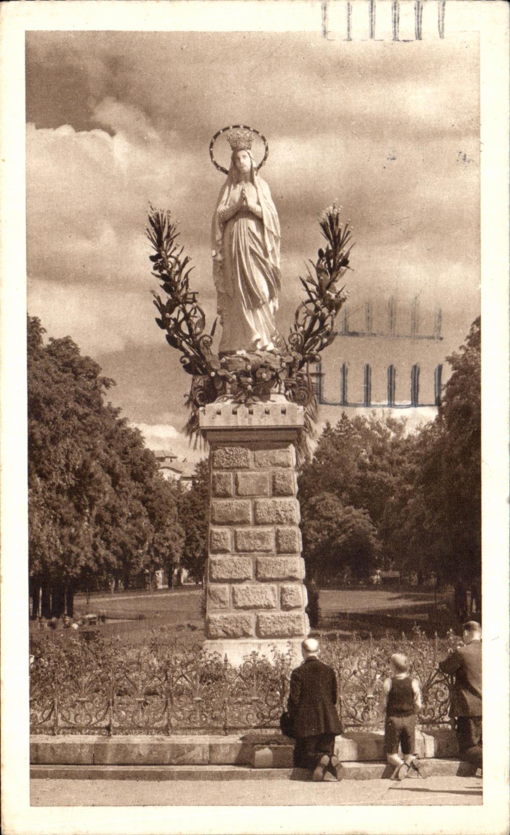 CPA Lourdes the virgin couronnee