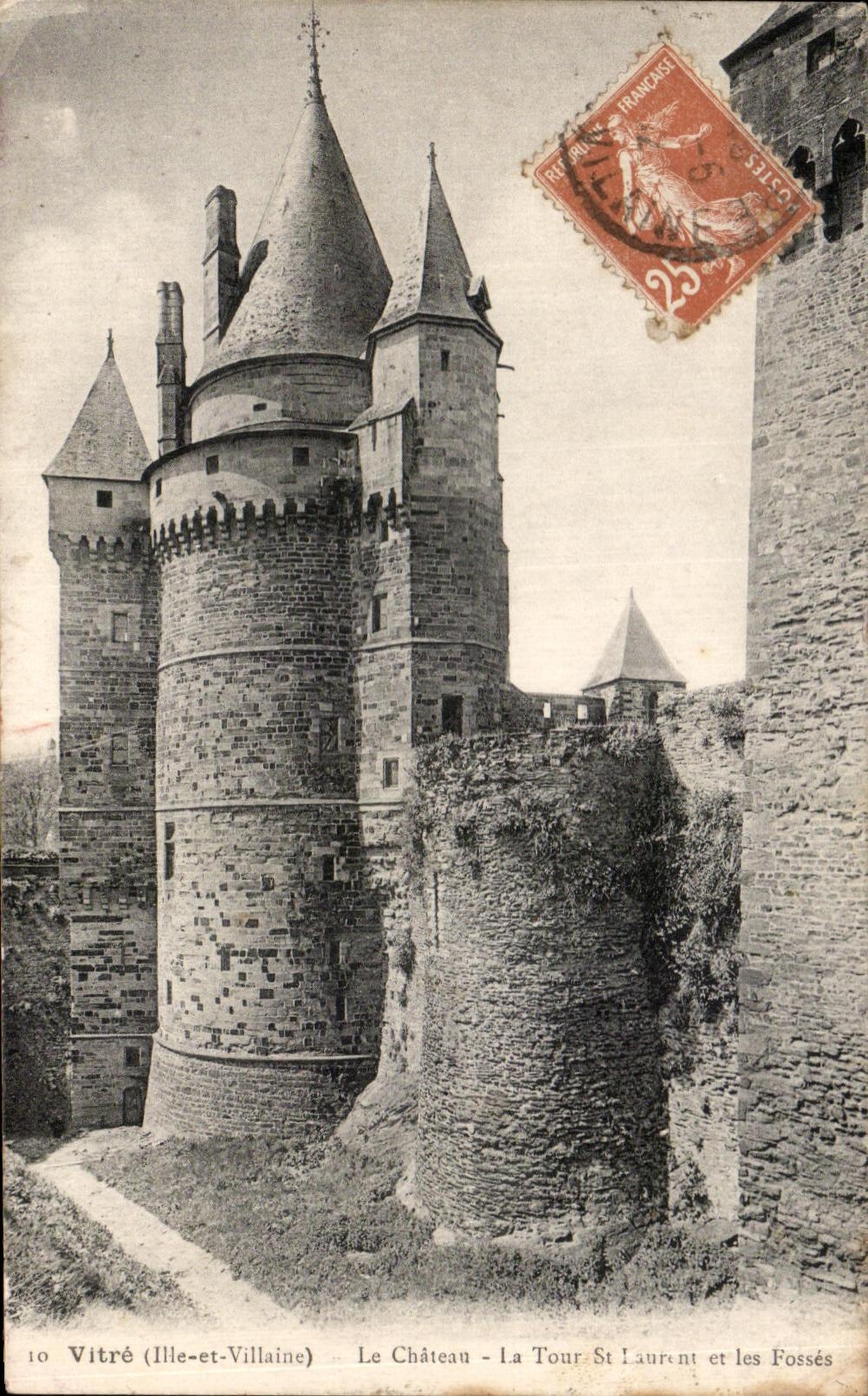 CPA Vitre Le Chateau la Tour St Laurent et les fosses