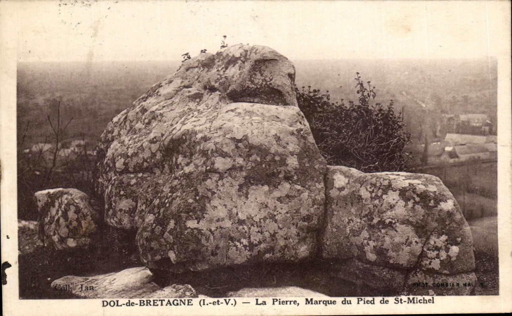 CPA Dol de Bretagne La Pierre Marque du Pied de St Michel