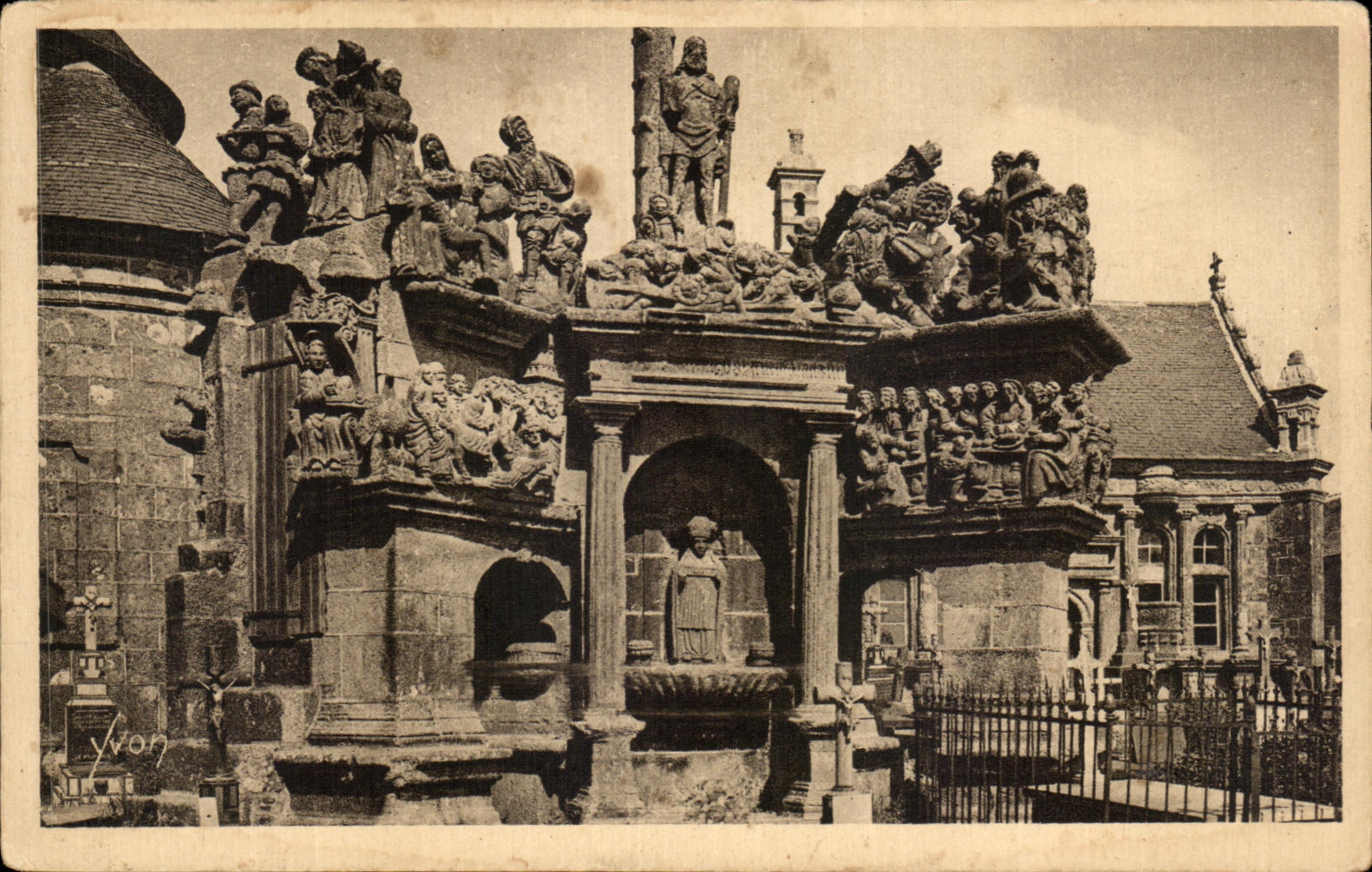 CPA La Douce France Bretagne Guimiliau Le Calvaire