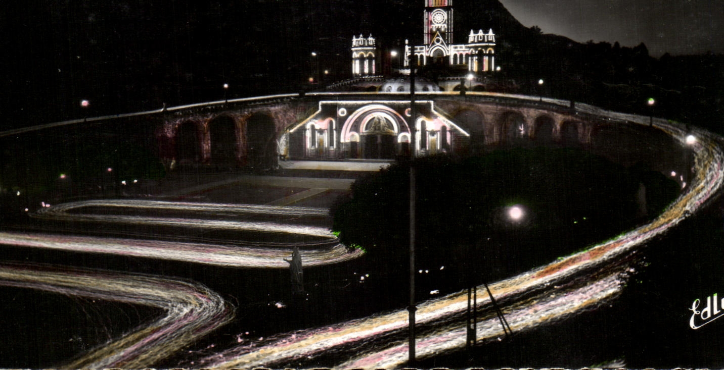 CPA Lourdes La Basiliques Illuminee et la Procession aux Flambeaux