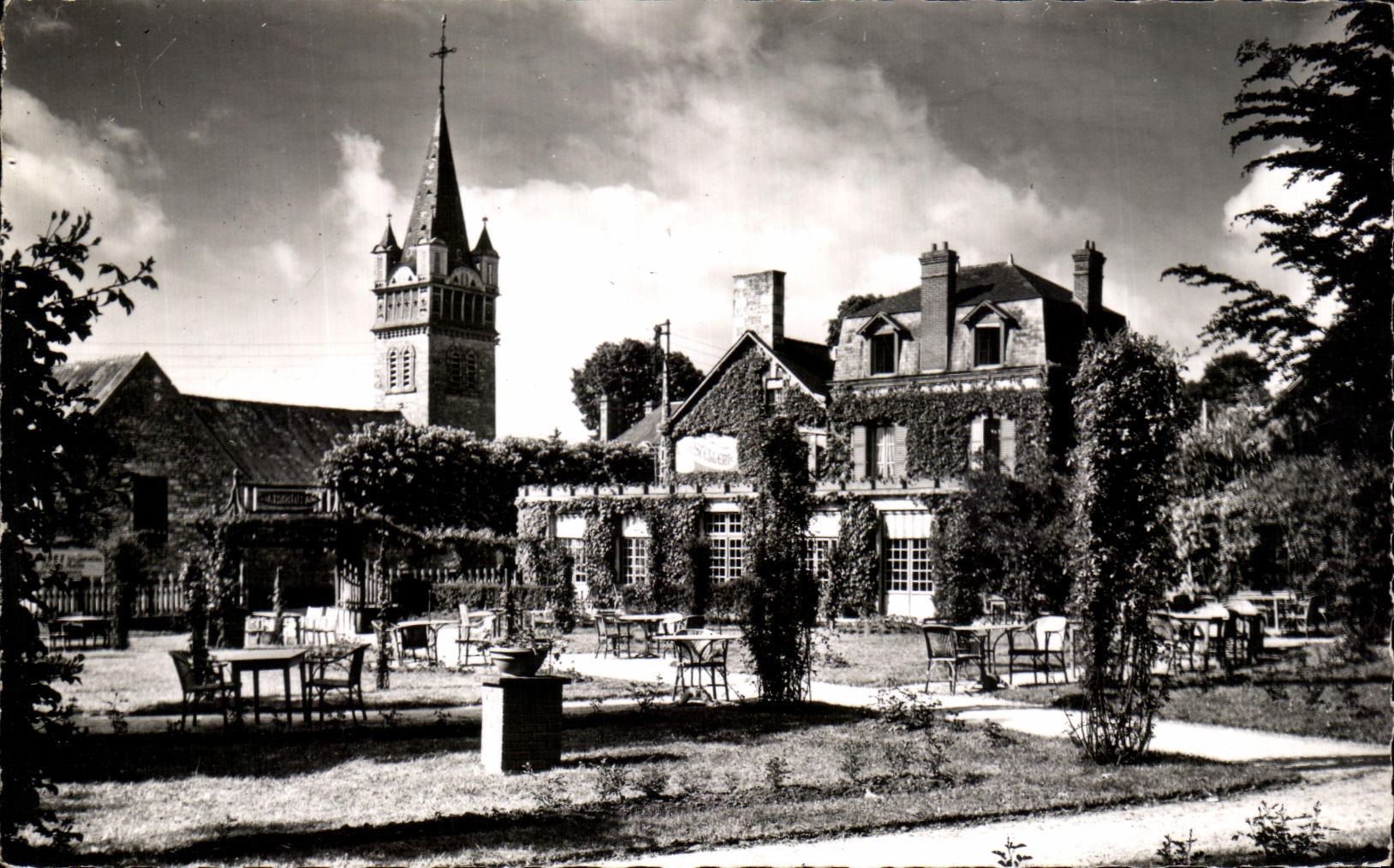 CPA Tesse la Madeleine L'Eglise vue de la Roseraie