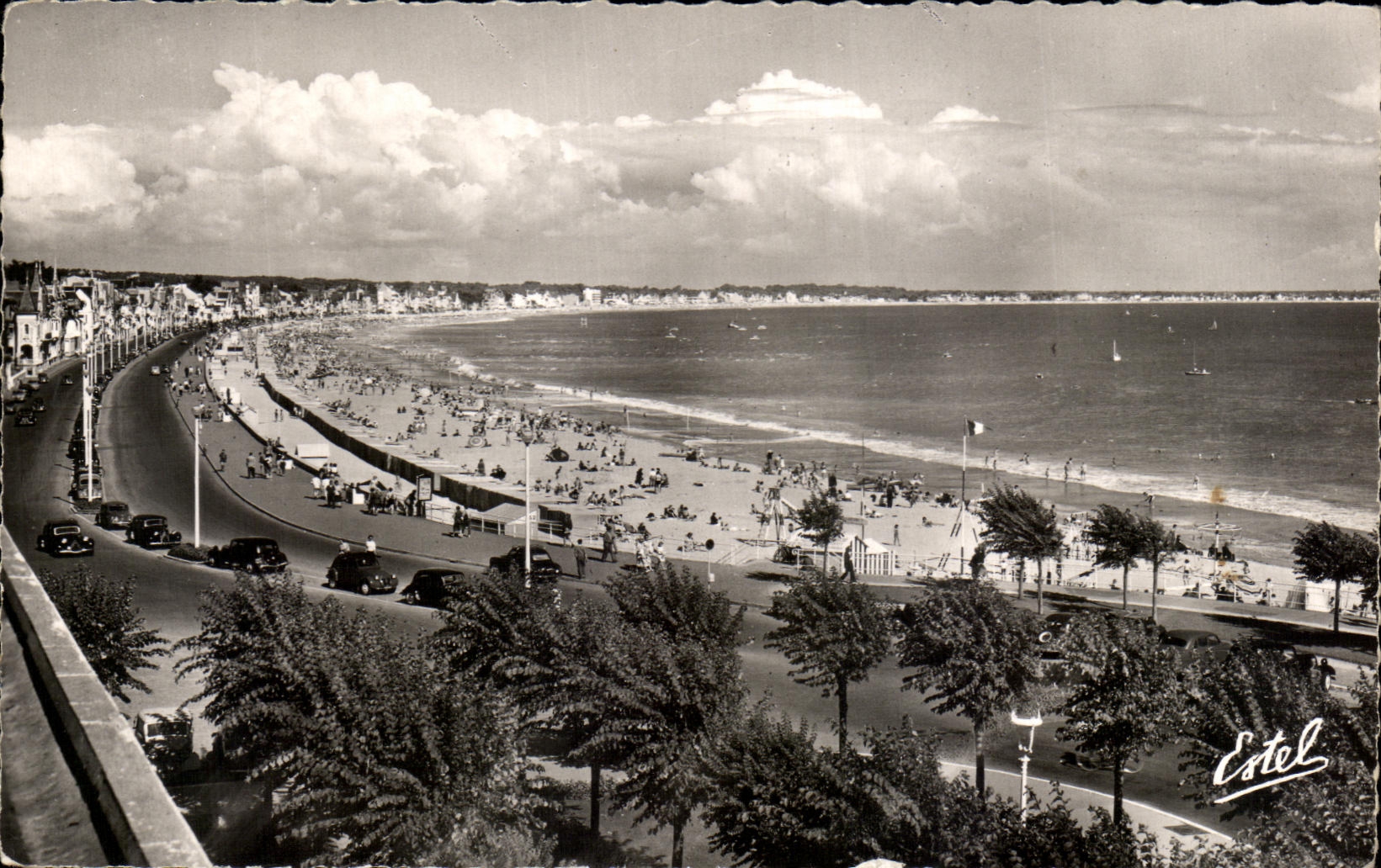 CPA La Baule La Plage Et le Remblai vus du Casino The Beach and The Embankment seen From the Casino