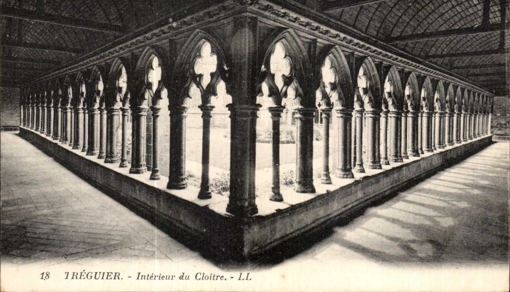 CPA Treguier Interieur du Cloitre