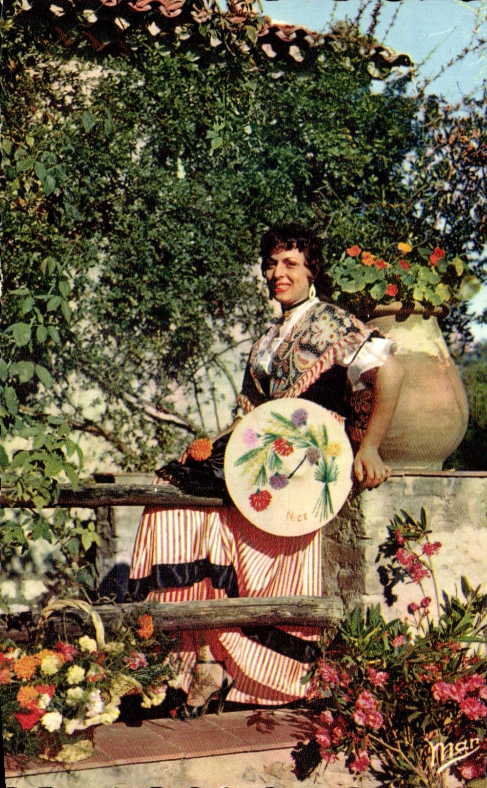 CPA La Cote d'Azur Fleurs Et Costume Local Folklore