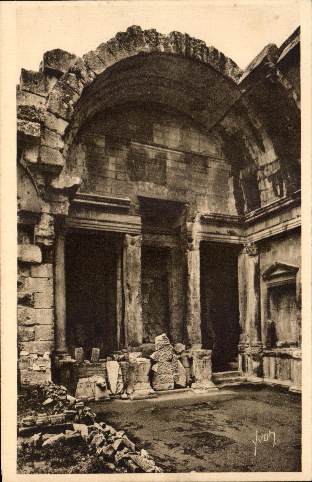CPA Nimes Jardin de la Fontaine L'Interieur du Temple de Diane