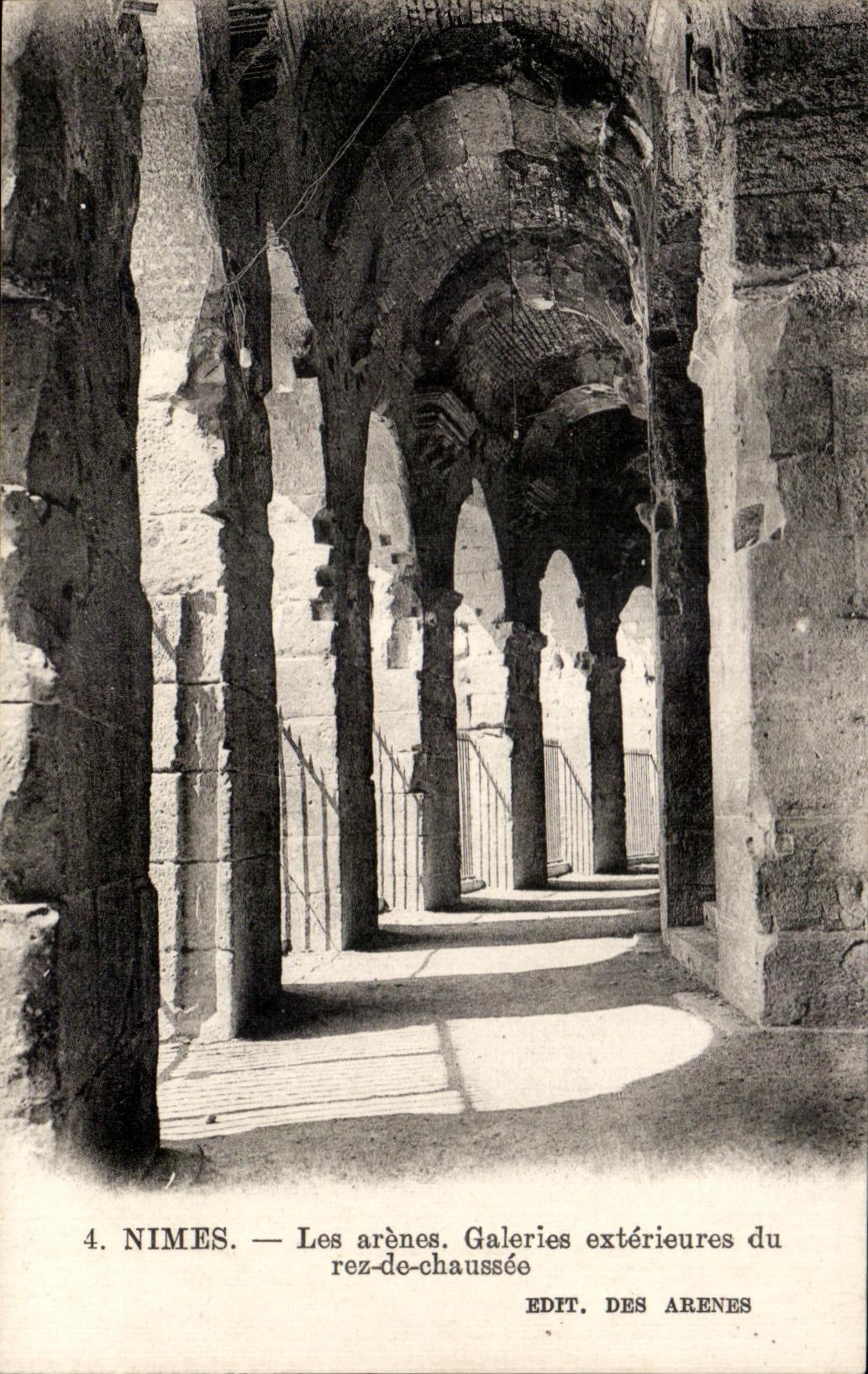 CPA Nimes Les Arenes Galerie exterieures du rez de chaussee