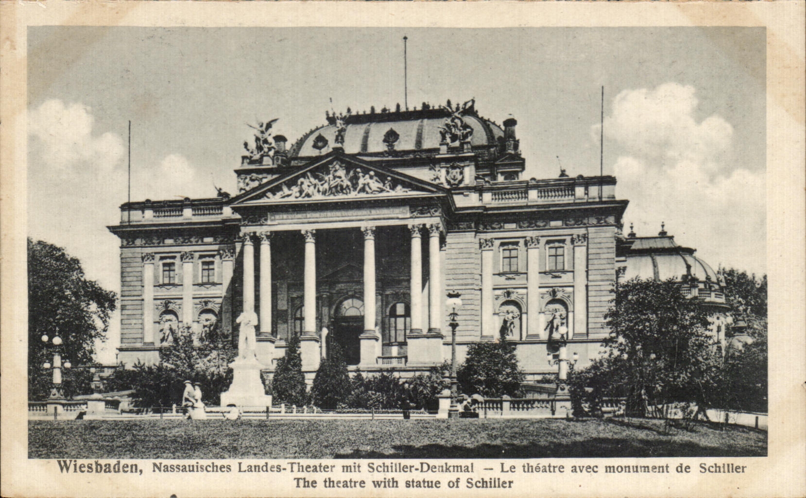 CPA Wiesbaden Nassauisches Landes Theatre mit Schiller Denkmal Le theatre avec monument de Schiller The theatre with