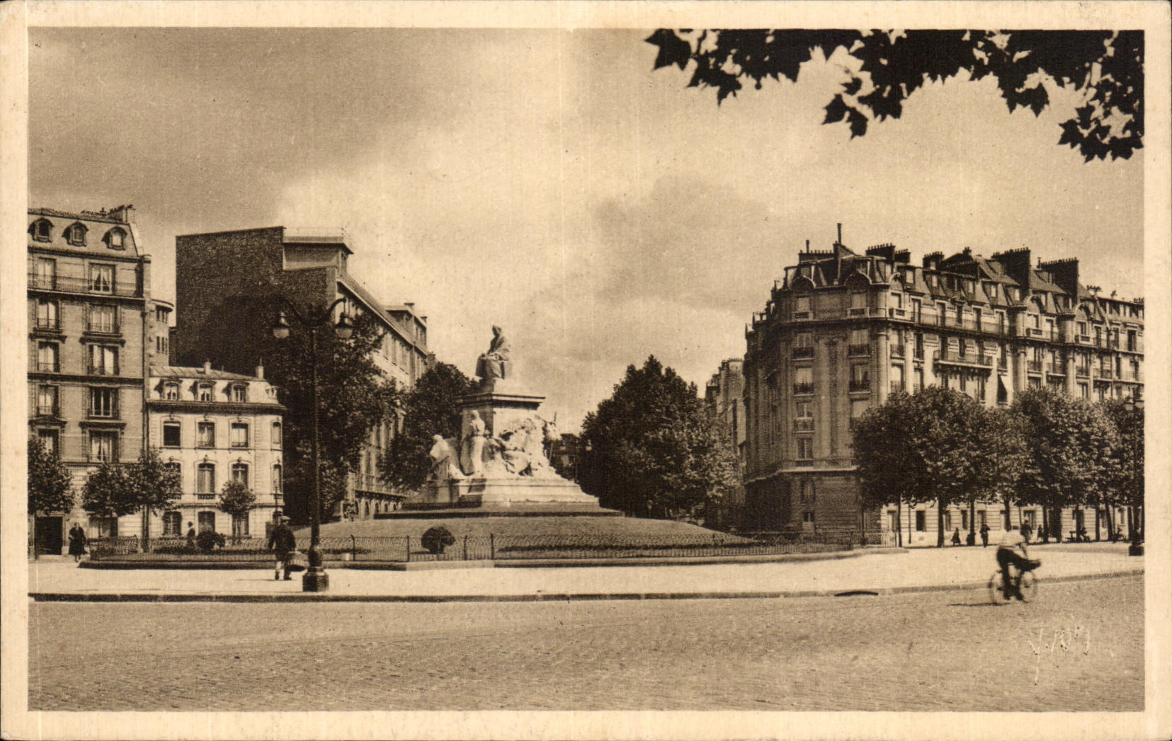CPA Paris While Strolling Breteuil Place Statue of Pasteur