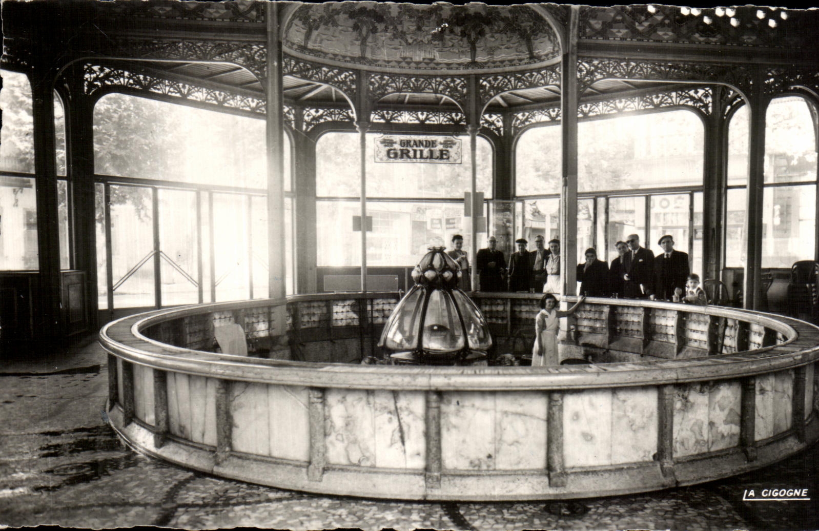 CPA Vichy Reine des Villes d'Eaux Source Grande Grille