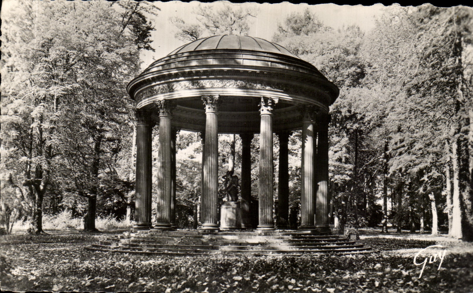 CPA Versailles Et Ses Merveilles Jardins du petit Tranon Temple de L'amour