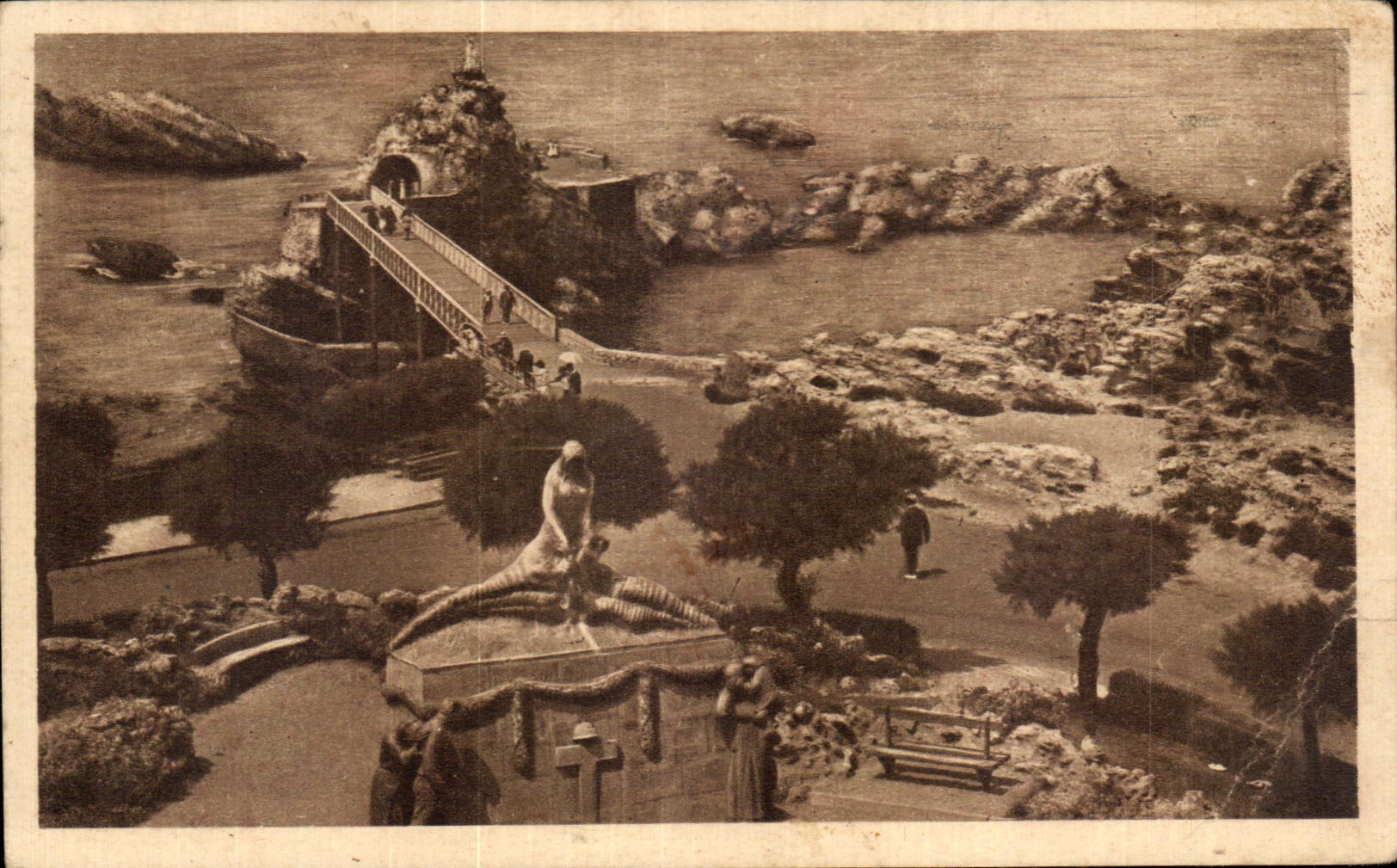 CPA Biarritz Monument aux Morts et le Rocher de la Vierge