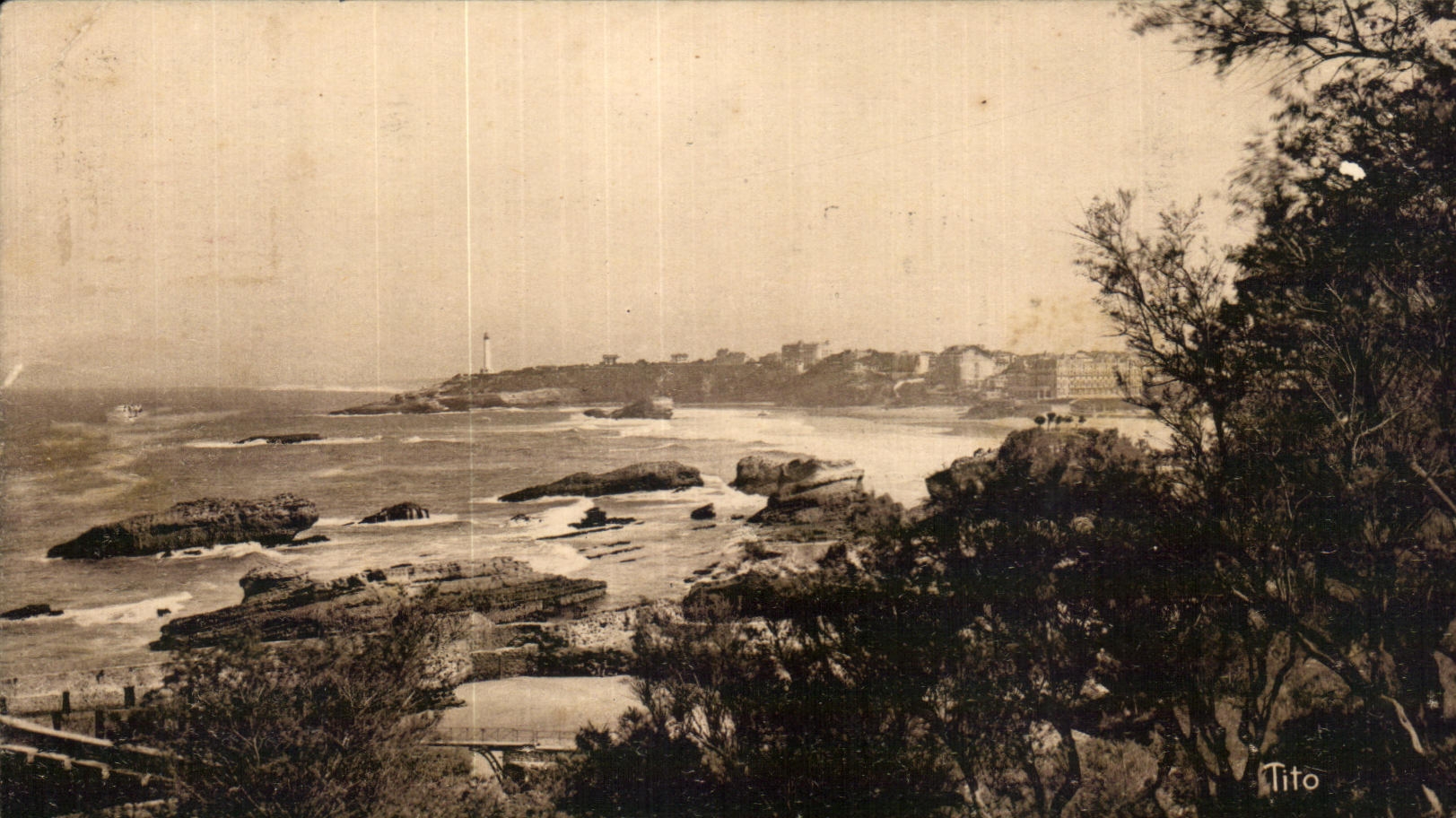 CPA Biarritz Vue sur les Rochers de la Grande Plage et les Falaise du Phare