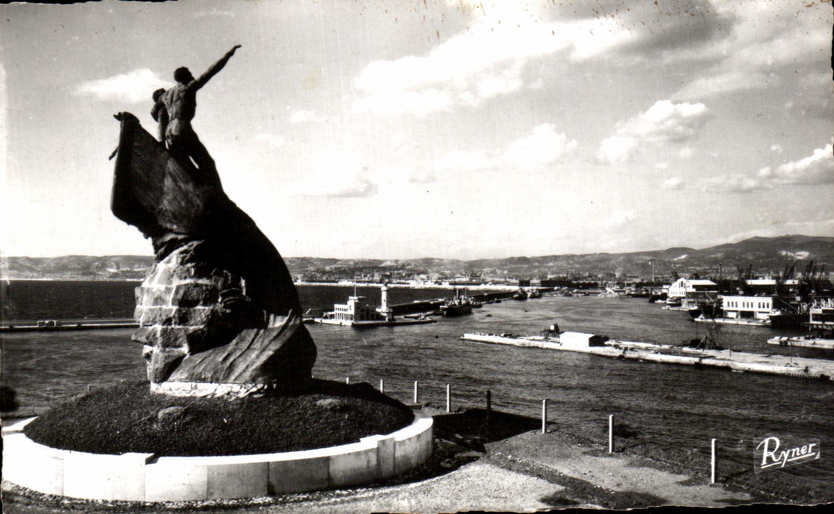 CPA Marseille Vue Generale sur les Ponts Monument aux Victimes de la mer Verdilhan 