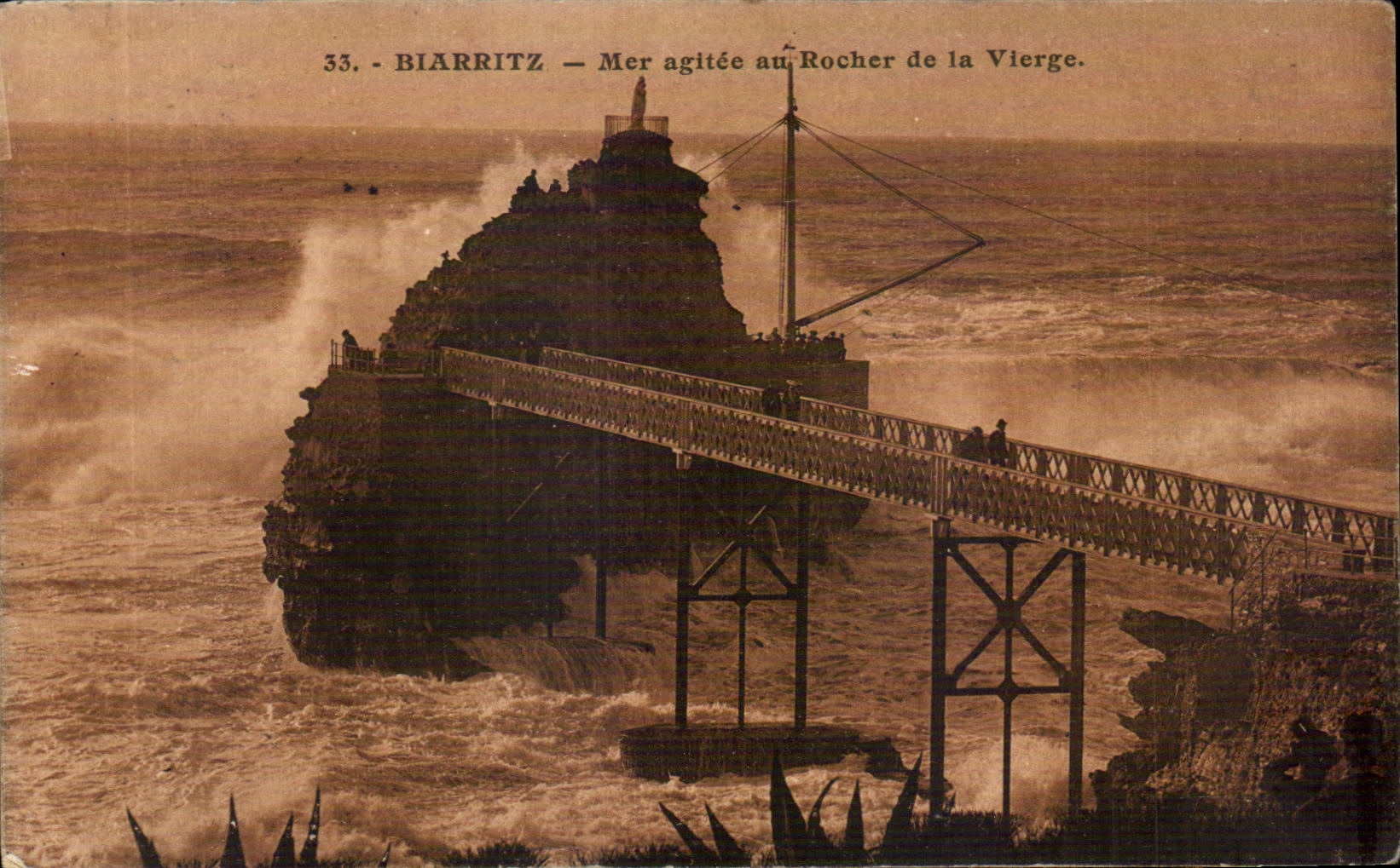 CPA Biarritz Mer agitee au Rocher de la Vierge