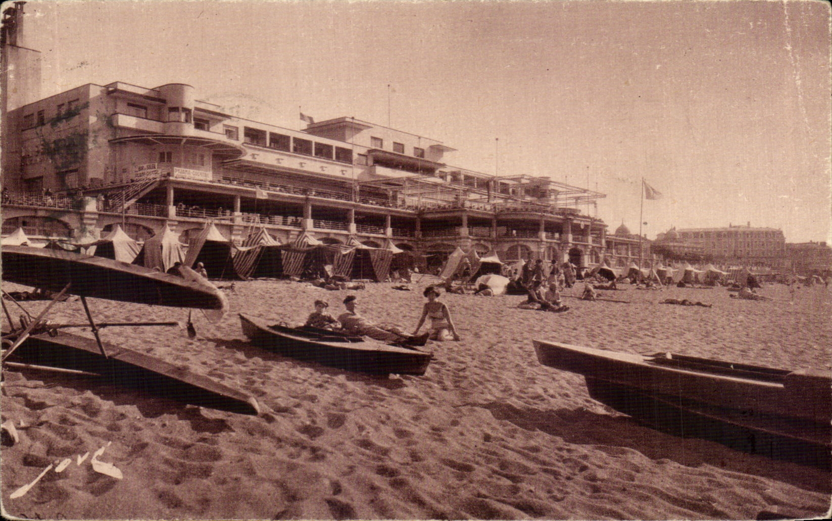 CPA St Jean de Luz On the beach in front of the Pergola