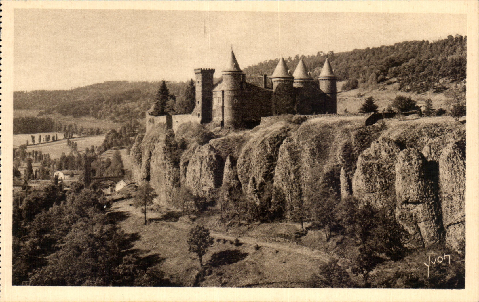 CPA La Douce France Environs de Saint Flour Le Pittoresque Chateau du Saillans