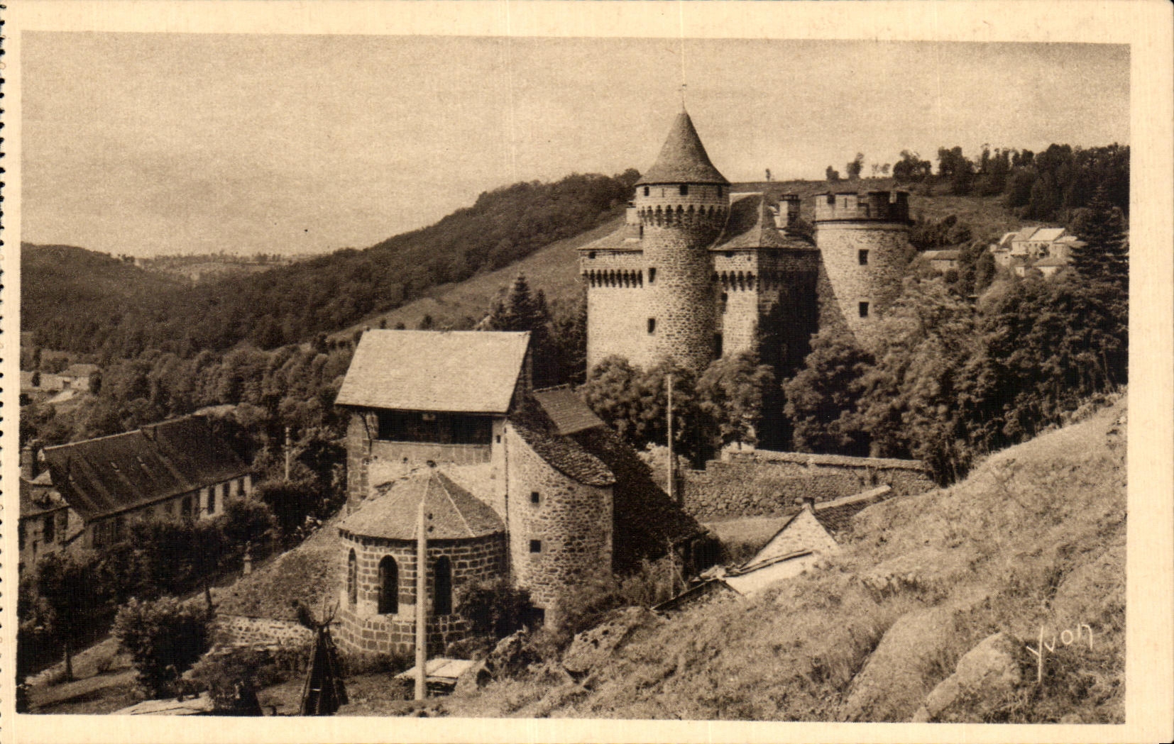 CPA Soft France Surroundings of Saint Flour Terns the Romance church and the Castle