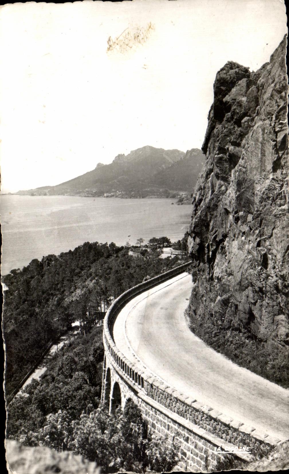 CPA La Corniche D'Or Pointe de l'Esquillon au fond le Cap Roux