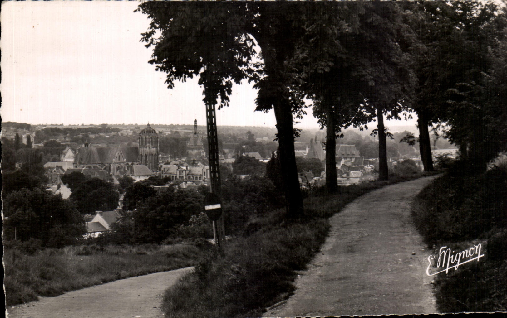 CPA Dreux Vue d'ensemble prise des Maillottieres