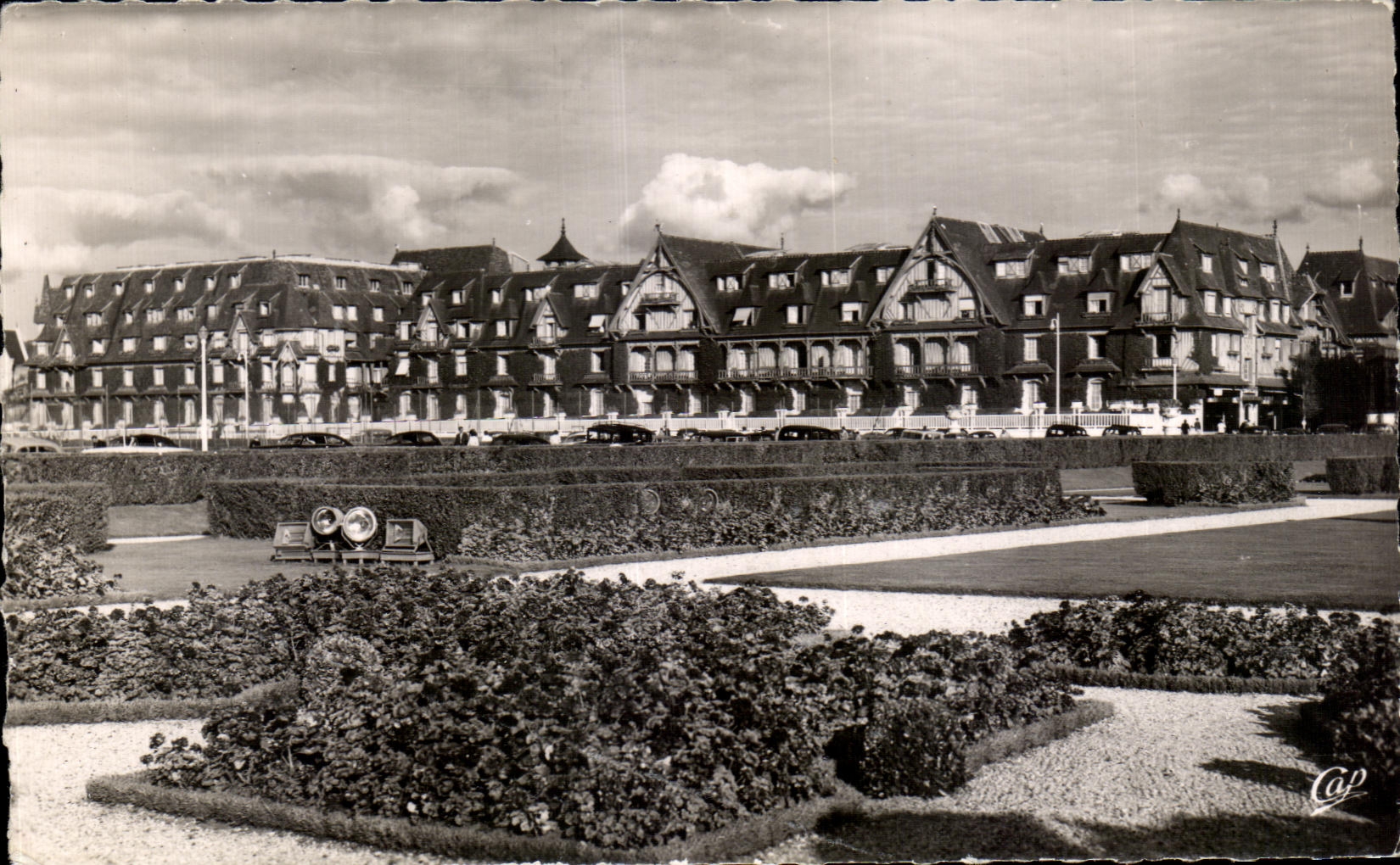 CPA Deauville la Plage Fleurie Le Normandy Hotel et Les jardins