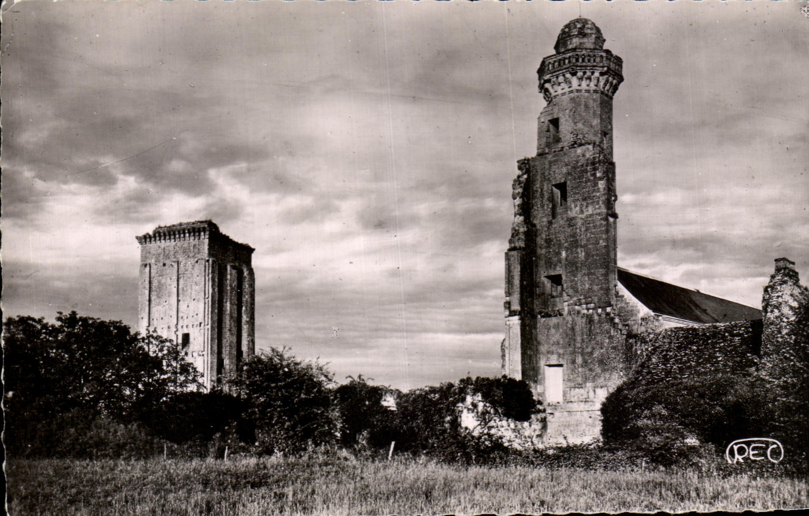 CPA Pressigny grande Indre el Loire el siglo de la subsistencia y la torre de la mujer mayor