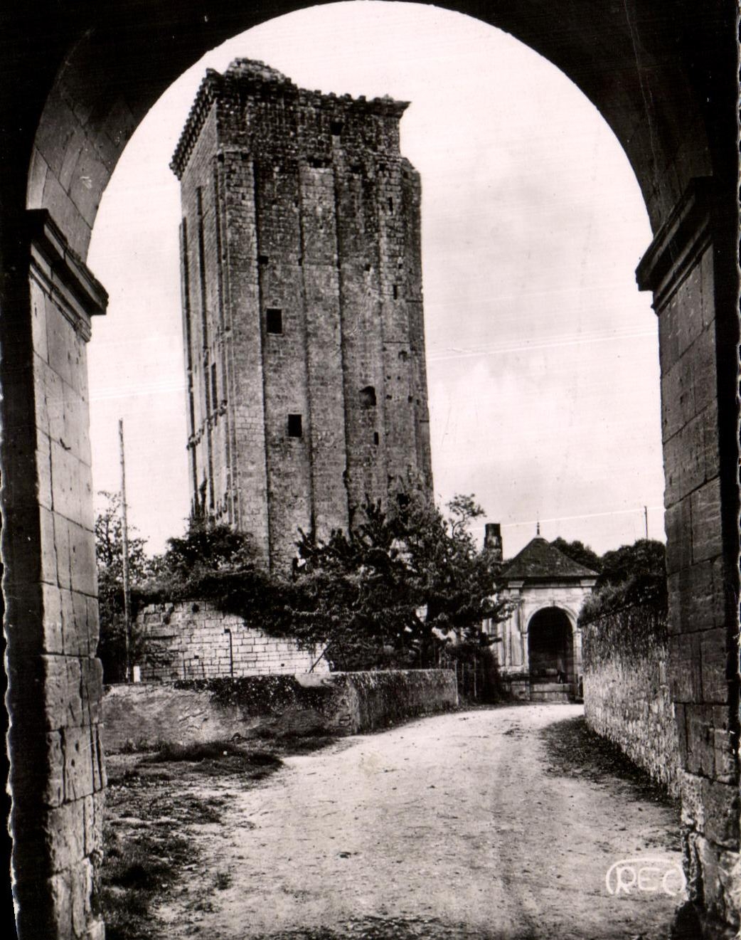 CPA Pressigny grande Indre el Loire que el siglo de la subsistencia restaura en el siglo Puit