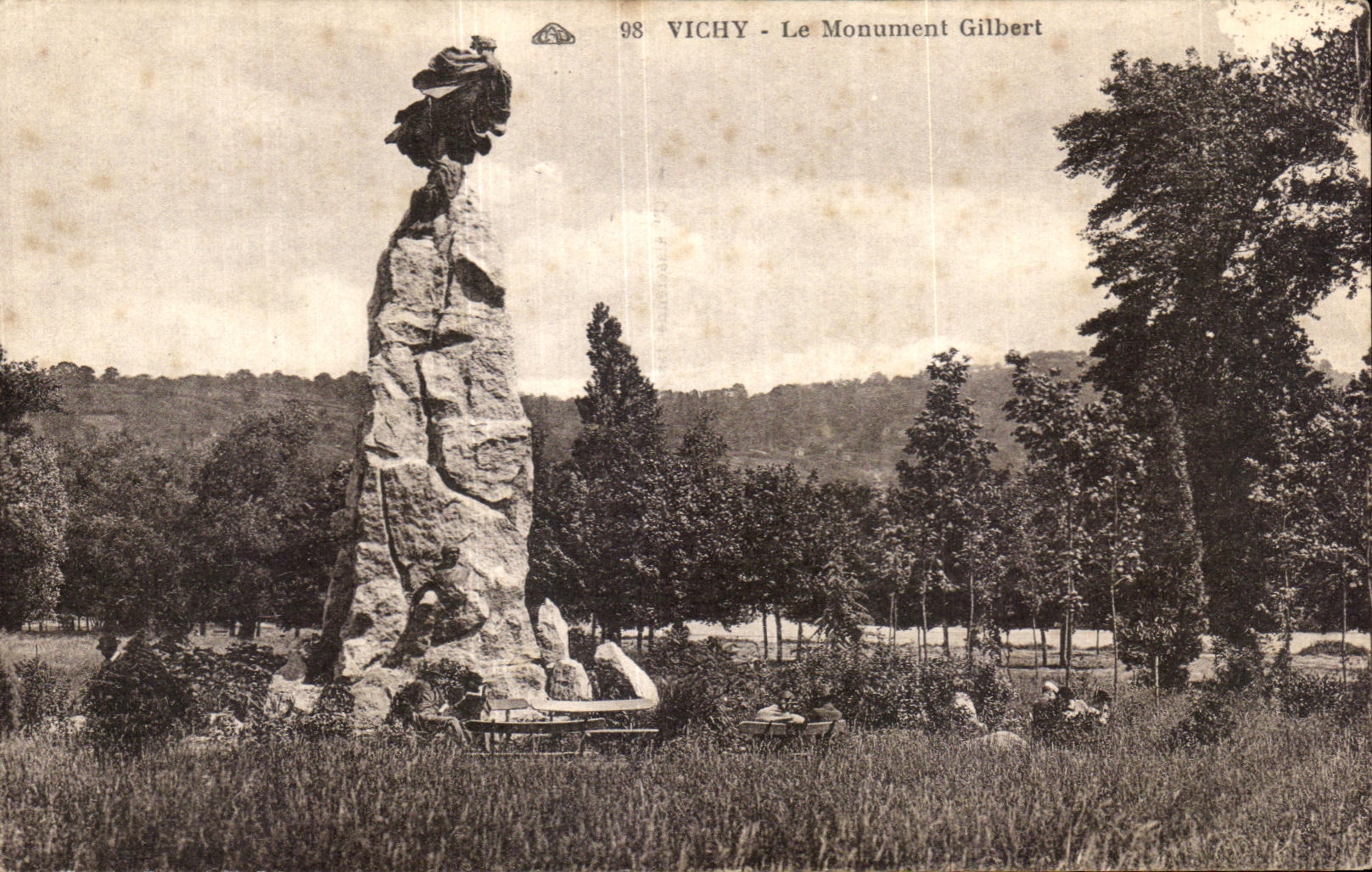 CPA Vichy Le Monument Gillbert
