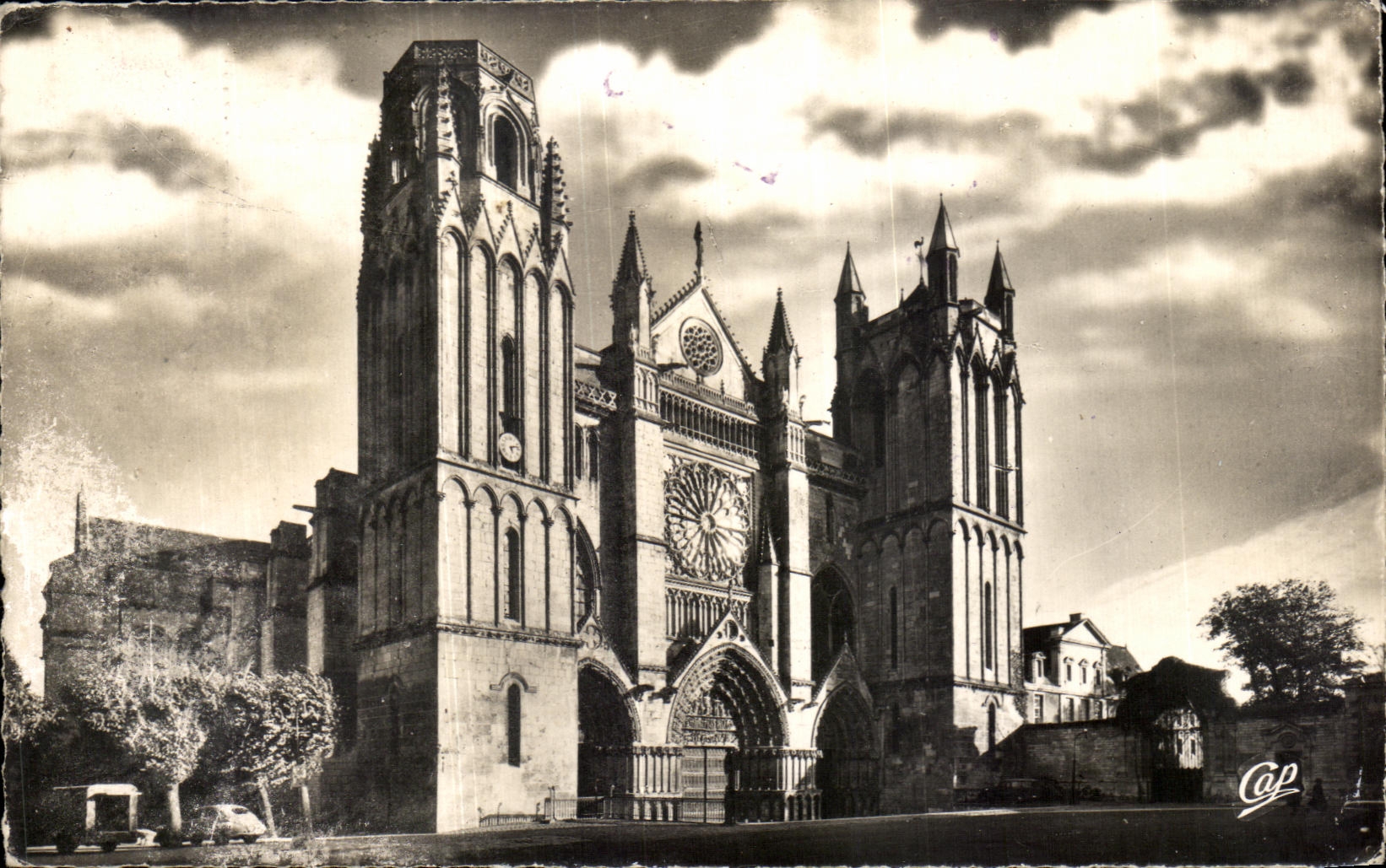 CPA Poitiers the Cathedral Saint Pierre