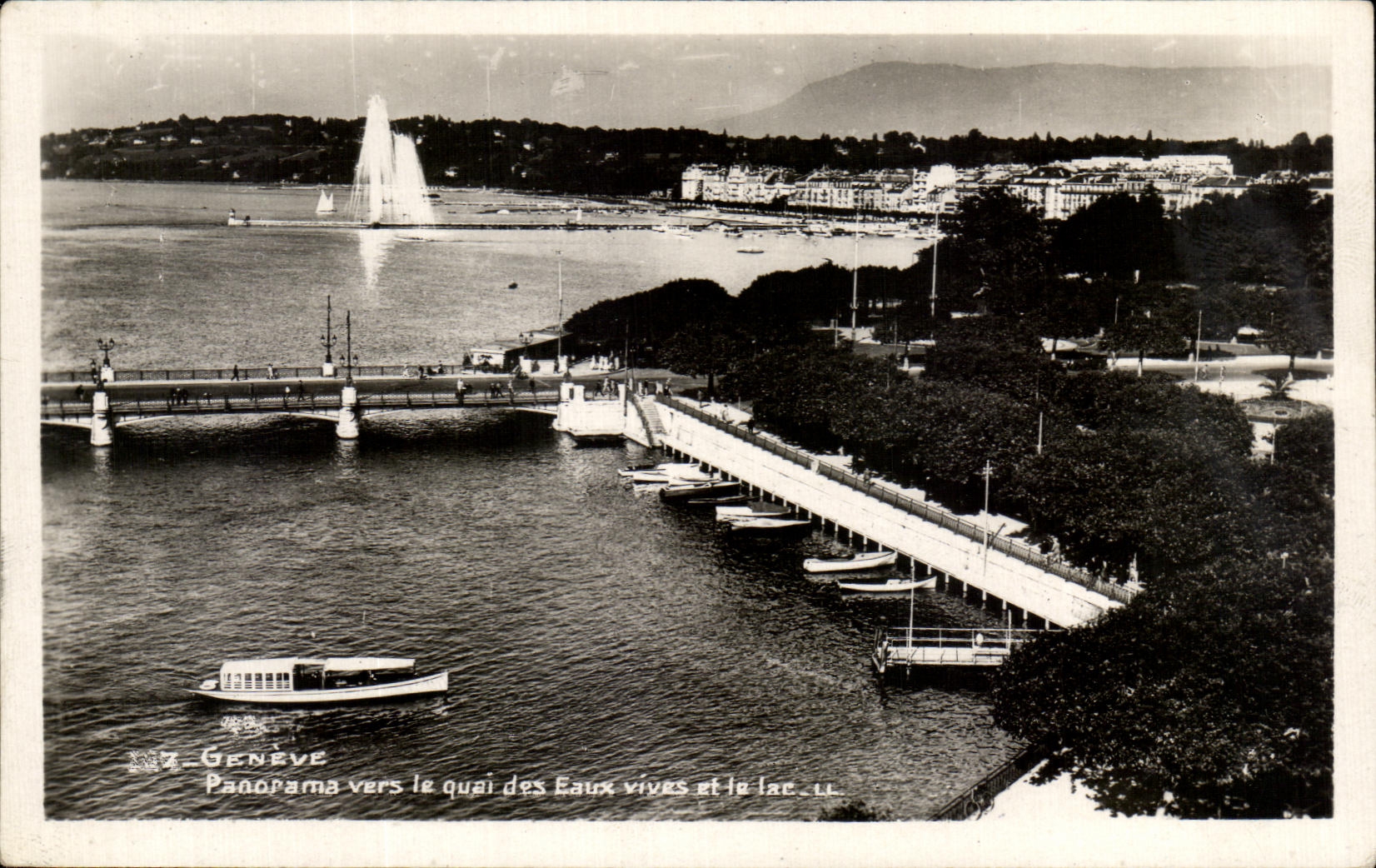 CPA Geneva panorama towards the quay of Waters running and the lake