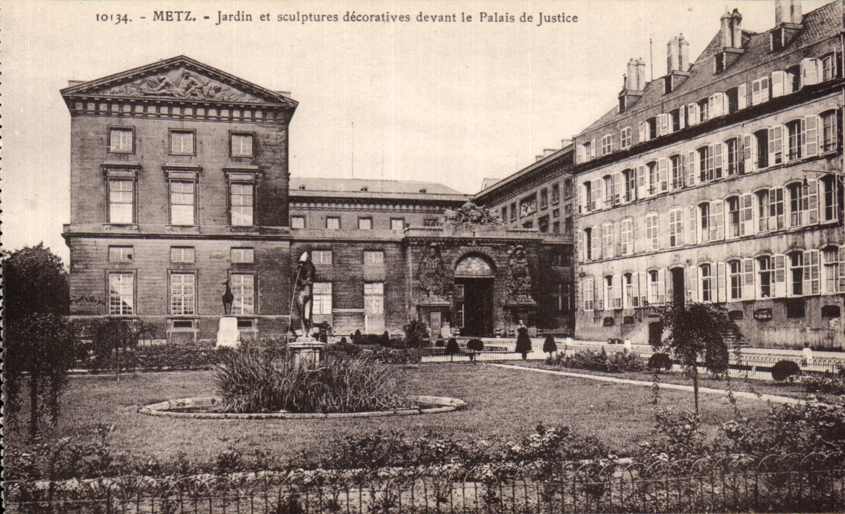 Jardin de CPA Metz y esculturas decorativas delante de las cortes de ley